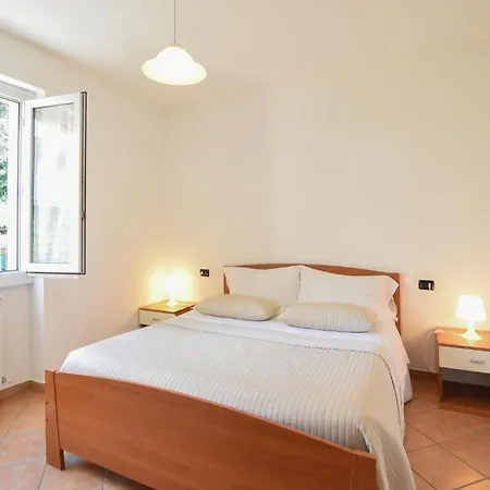 1 Bedroom Lovely In דירה